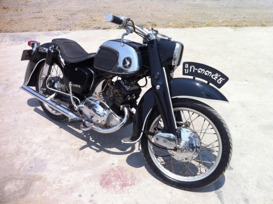 ขายc-92เครื่องติดขี่ได้มีเล่มทะเบียนสีเขียวเลขเครื่องตรงเลขตัวถังตรง/ไม่มีชุดโอน/ ทะเบียนขาดปี50/ ราคา 37,000 บาท สนใจติดต่อคุณเก่ง 0896154841