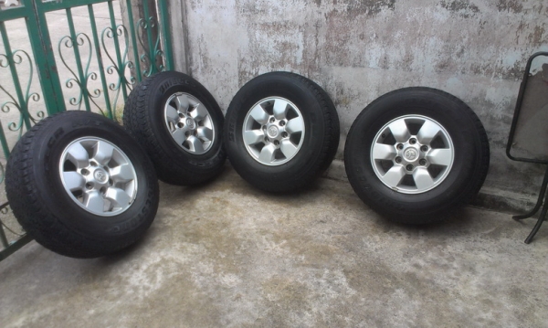 ขายยาง+แม๊ก vigo 255/70/15 6รู ยางปี 07