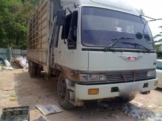 รถฮีโน่ 6 ล้อ รั่ว 195 แรงม้า  สนใจติดต่อ 081 - 6079515