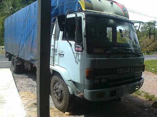 รถอิซูซุ 6 ล้อ รั่ว  165 แรงม้า  สนใจติดต่อ 081 - 6079515