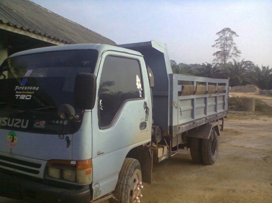 รถอิซูซุ  6 ล้อ รั่ว 120 แรงม้า  ( ฝาขาว )  สนใจติดต่อ 081 - 6079515