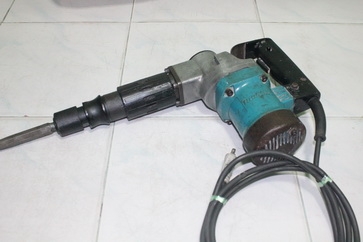 เครื่องสกัดคอนกรีตไฟฟ้ายี่ห้อ makita รุ่น 0810 สภาพพร้อมใช้งานครับ