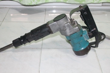 เครื่องสกัดคอนกรีตไฟฟ้ายี่ห้อ makita รุ่น 0810 สภาพพร้อมใช้งานครับ