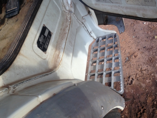 HINO HH 260 HP EK100 รถหางปลาสิบล้อ 2 เพลา ใช้ลาก CAT 320D ได้สบายครับ ท้ายลาดต่อให้ใหม่ใช้เหล็กอย่างดีอย่างสวย เครื่องแน่นดีไม่มีเยิ้มแรงมาก สโลว์ครบพร้อม หัวเก๋งสวยภายในคอนโซลครบพร้อม พวงมาลัยเพาเวอร์ เบรคทริ๊ปฟี้ ช่วงล่างคัชซีใหญ่สวยไม่มีบวม ยางสภาพดี