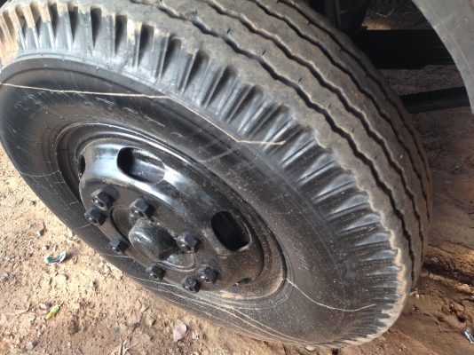 HINO HH 260 HP EK100 รถหางปลาสิบล้อ 2 เพลา ใช้ลาก CAT 320D ได้สบายครับ ท้ายลาดต่อให้ใหม่ใช้เหล็กอย่างดีอย่างสวย เครื่องแน่นดีไม่มีเยิ้มแรงมาก สโลว์ครบพร้อม หัวเก๋งสวยภายในคอนโซลครบพร้อม พวงมาลัยเพาเวอร์ เบรคทริ๊ปฟี้ ช่วงล่างคัชซีใหญ่สวยไม่มีบวม ยางสภาพดี