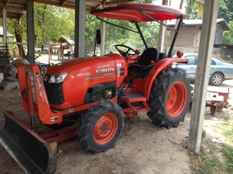 KUBOTA L3608 - 2 เพลา ใช้้งาน 1,687 ชม. อุปกรณ์มีให้ครบพร้อม มีใบมีดดันหน้า ผานพรวนดิน 6 รถสภาพสวยมากเครื่องแห้งดีไม่มีเยิ้มเลย ช่วงล่างยางดีหน้าหลังประมาณ 70\% พร้อมใช้งาน เอกสารทะเบียนครบพร้อมโอนได้เลยครับ