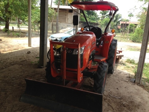 KUBOTA L3608 - 2 เพลา ใช้้งาน 1,687 ชม. อุปกรณ์มีให้ครบพร้อม มีใบมีดดันหน้า ผานพรวนดิน 6 รถสภาพสวยมากเครื่องแห้งดีไม่มีเยิ้มเลย ช่วงล่างยางดีหน้าหลังประมาณ 70\% พร้อมใช้งาน เอกสารทะเบียนครบพร้อมโอนได้เลยครับ KUBOTA L3608 - 2 เพลา ใช้้งาน 1,687 ชม. อุปกรณ์มีให้ครบพร้อม มีใบมีดดันหน้า ผานพรวนดิน 6 รถสภาพสวยมากเครื่องแห้งดีไม่มีเยิ้มเลย ช่วงล่างยางดีหน้าหลังประมาณ 70\% พร้อมใช้งาน เอกสารทะเบียนครบพร้อมโอนได้เลยครับ