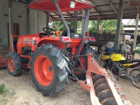 KUBOTA L3608 - 2 เพลา ใช้้งาน 1,687 ชม. อุปกรณ์มีให้ครบพร้อม มีใบมีดดันหน้า ผานพรวนดิน 6 รถสภาพสวยมากเครื่องแห้งดีไม่มีเยิ้มเลย ช่วงล่างยางดีหน้าหลังประมาณ 70\% พร้อมใช้งาน เอกสารทะเบียนครบพร้อมโอนได้เลยครับ KUBOTA L3608 - 2 เพลา ใช้้งาน 1,687 ชม. อุปกรณ์มีให้ครบพร้อม มีใบมีดดันหน้า ผานพรวนดิน 6 รถสภาพสวยมากเครื่องแห้งดีไม่มีเยิ้มเลย ช่วงล่างยางดีหน้าหลังประมาณ 70\% พร้อมใช้งาน เอกสารทะเบียนครบพร้อมโอนได้เลยครับ