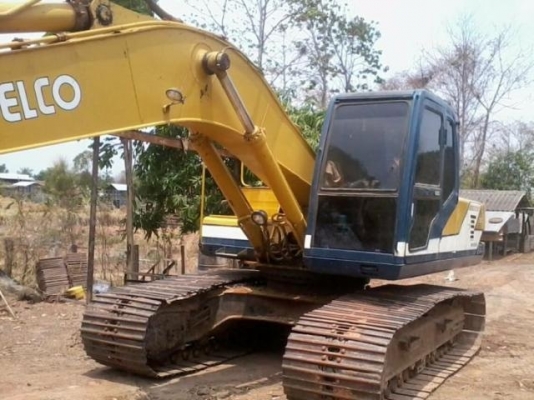 KOBELCO MARK III SK-200 รถบอดี้สวยจัดเดิมดีทั้งคัน เครื่องเดิมปั๊มเดิมมำงานเร็ว ภายในเก๋งสวย แอร์์เย็น บูมอาร์มสวยไม่มีปะ ช่วงล่างเอวแน่นดี โรลเลอร์ โซ่บูทใบแทรกหนาดี 70\% พร้อมใช้งาน เอกสารใบอินวอยซ์ครบพร้อม ราคาต่อรองได้ครับ