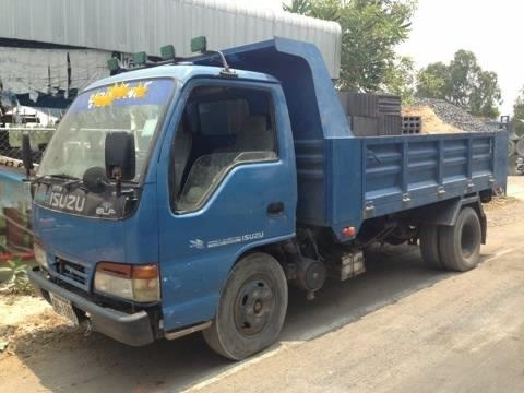 ISUZU NKR 120 HP 4HF1 หกล้อดั๊มพ์ เครื่องฝาขาว หัวการ์ตูนสภาพสวย กระบะดั๊มพ์เหล็ก 4 ตันยิงหน้ายาว 3.50 เมตร เครื่องดีภายในเก๋งคอนโซลสวยครบ พวงมาลัยเพาเวอร์ ช่วงล่างคัชซีไม่มีดาม ยางสภาพดี 70\% พร้อมใช้งาน เอกสารทะเบียนภาษีครบพร้อมโอน ราคาต่อรองได้ครับ