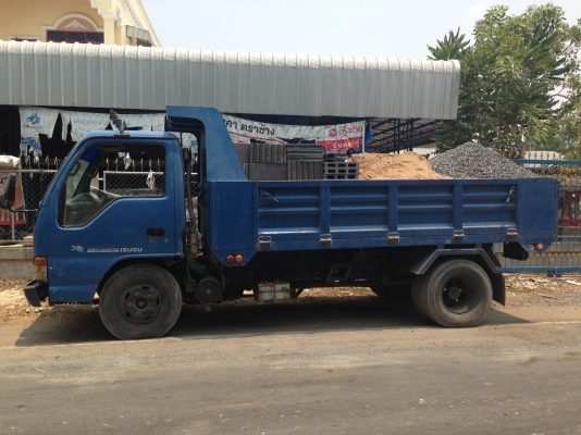 ISUZU NKR 120 HP 4HF1 หกล้อดั๊มพ์ เครื่องฝาขาว หัวการ์ตูนสภาพสวย กระบะดั๊มพ์เหล็ก 4 ตันยิงหน้ายาว 3.50 เมตร เครื่องดีภายในเก๋งคอนโซลสวยครบ พวงมาลัยเพาเวอร์ ช่วงล่างคัชซีไม่มีดาม ยางสภาพดี 70\% พร้อมใช้งาน เอกสารทะเบียนภาษีครบพร้อมโอน ราคาต่อรองได้ครับ ISUZU NKR 120 HP 4HF1 หกล้อดั๊มพ์ เครื่องฝาขาว หัวการ์ตูนสภาพสวย กระบะดั๊มพ์เหล็ก 4 ตันยิงหน้ายาว 3.50 เมตร เครื่องดีภายในเก๋งคอนโซลสวยครบ พวงมาลัยเพาเวอร์ ช่วงล่างคัชซีไม่มีดาม ยางสภาพดี 70\% พร้อมใช้งาน เอกสารทะเบียนภาษีครบพร้อมโอน ราคาต่อรองได้ครับ