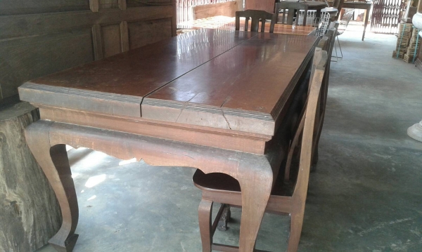 โต๊ะกินข้าวไม้สักพร้อมเก้าอี้