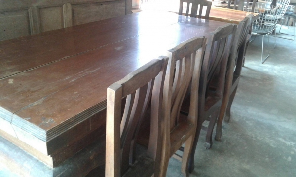 โต๊ะกินข้าวไม้สักพร้อมเก้าอี้