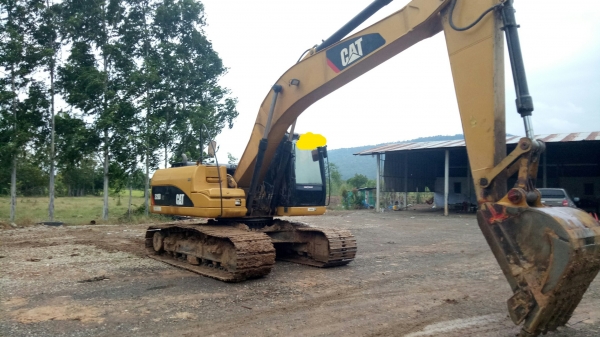ขาย CAT320D กระบอกดำปี58 1หมื่น3พันกว่า ชม. เอกสารเล่มทะเบียน สภาพช่วงล่างเต็ม รถเดินน้อย ตักดินใส่สิบล้ออย่างเดียว เครื่องดีมาก แอร์เย็น ราคา 1,600,000บาท เงินสดลดได้ เงินไม่พอจัดแนนท์ให้ โทไอดีไลน์ 0990035892/0843923995. ดูรถ จ.สระแก้ว