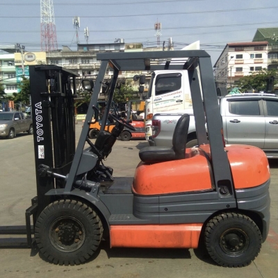 รถยกโตโยต้ารุ่น 6 ยก 2.5 ตัน เสาสูง 3 เมตร เครื่องดีเซล เกียร์ออโต้ *****215,000****