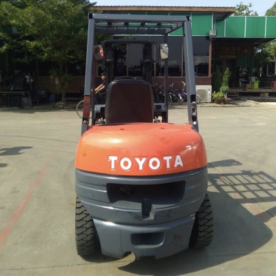 รถยกโตโยต้ารุ่น 6 ยก 2.5 ตัน เสาสูง 3 เมตร เครื่องดีเซล เกียร์ออโต้ *****215,000****