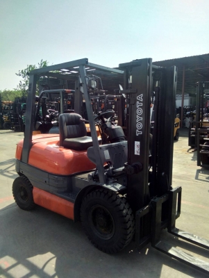 รถยกโตโยต้ารุ่น 6 ยก 2.5 ตัน เสาสูง 3 เมตร เครื่องดีเซล เกียร์ออโต้ *****215,000****