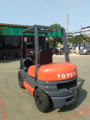 รถยกโตโยต้ารุ่น 6 ยก 2.5 ตัน เสาสูง 3 เมตร เครื่องดีเซล เกียร์ออโต้ *****215,000****