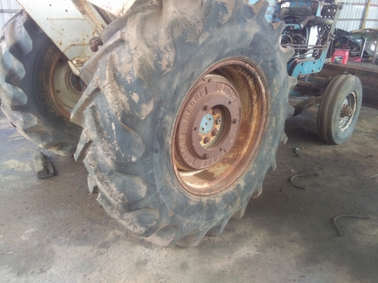 ขายรถไถFORD6610เสื้อลาย พร้อมเล่มทะเบียน (ไม่มีชุดโอน) ขายรถไถFORD6610เสื้อลาย พร้อมเล่มทะเบียน (ไม่มีชุดโอน)