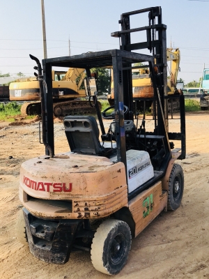 ขายด่วน!!รถยกโฟร์คลิฟ KOMATSU ขนาด2ตัน สภาพสวยพร้อมใช้ค่ะ