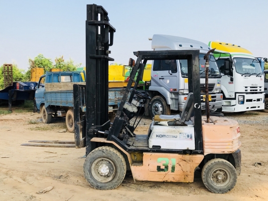 ขายด่วน!!รถยกโฟร์คลิฟ KOMATSU ขนาด2ตัน สภาพสวยพร้อมใช้ค่ะ