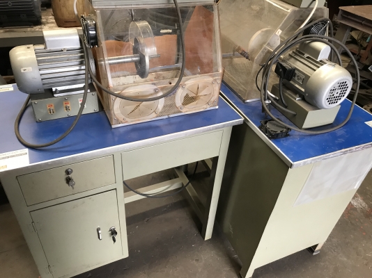 ขายเครื่องเจียรพร้อมโต๊ะ อุปกรณ์ครบตามรูป พร้อมใช้งาน มี 2 ชุดครับ