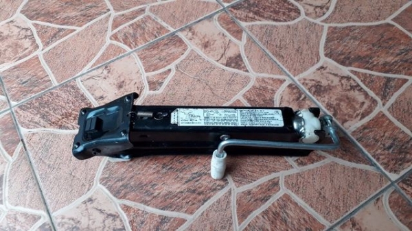 แม่แรง ติดรถ Mercedes Benz