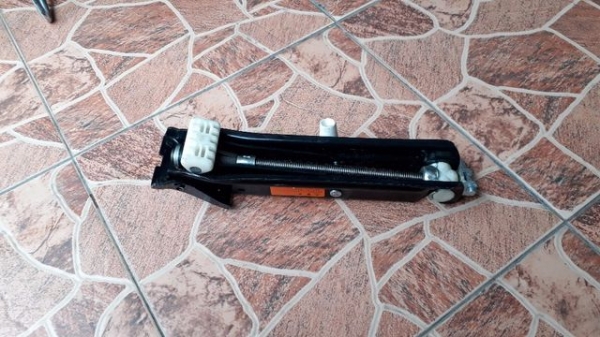 แม่แรง ติดรถ Mercedes Benz