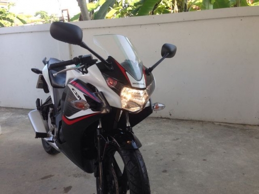 Honda Cbr150R หัวฉีด ขาว ดำ ล้อแม็ก สวย วิ่งน้อย สวยใหม่ Honda Cbr150R หัวฉีด ขาว ดำ ล้อแม็ก สวย วิ่งน้อย สวยใหม่