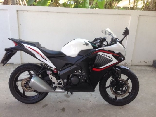 Honda Cbr150R หัวฉีด ขาว ดำ ล้อแม็ก สวย วิ่งน้อย สวยใหม่ Honda Cbr150R หัวฉีด ขาว ดำ ล้อแม็ก สวย วิ่งน้อย สวยใหม่