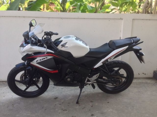 Honda Cbr150R หัวฉีด ขาว ดำ ล้อแม็ก สวย วิ่งน้อย สวยใหม่ Honda Cbr150R หัวฉีด ขาว ดำ ล้อแม็ก สวย วิ่งน้อย สวยใหม่