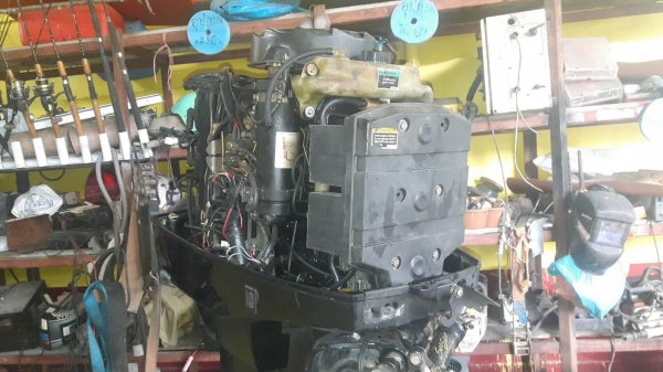 ขายครับเครื่องเมอคิวรี่200แรง เครื่องสวยเปลี่ยนกล่องไฟใหม่ยางปั๊มน้ำใหม่มาลองดูได้ครับ ขาย 90000 บาท