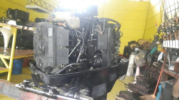 ขายครับเครื่องเมอคิวรี่200แรง เครื่องสวยเปลี่ยนกล่องไฟใหม่ยางปั๊มน้ำใหม่มาลองดูได้ครับ ขาย 90000 บาท