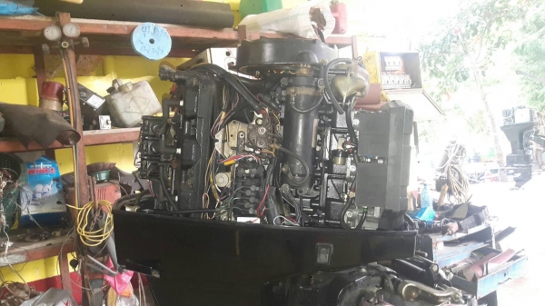 ขายครับเครื่องเมอคิวรี่200แรง เครื่องสวยเปลี่ยนกล่องไฟใหม่ยางปั๊มน้ำใหม่มาลองดูได้ครับ ขาย 90000 บาท