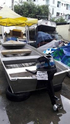 เรือปิเนียม 12 ฟุต พร้อมเครื่องเมอคิวรี่ 15 แรง เก่าญี่ปุ่น เรือมีรอยเชื่อมนิดหน่อยนะคะตามรูปเลย (เชื่อมมาจากญี่ปุ่น )