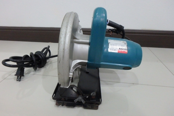 เลื่อย 7 นิ้ว Makita ของแท้ รุ่น 5806B พร้อมใบเลื่อย สภาพดี เลื่อย 7 นิ้ว Makita ของแท้ รุ่น 5806B พร้อมใบเลื่อย สภาพดี