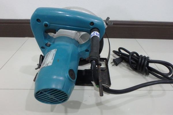 เลื่อย 7 นิ้ว Makita ของแท้ รุ่น 5806B พร้อมใบเลื่อย สภาพดี เลื่อย 7 นิ้ว Makita ของแท้ รุ่น 5806B พร้อมใบเลื่อย สภาพดี