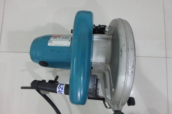 เลื่อย 7 นิ้ว Makita ของแท้ รุ่น 5806B พร้อมใบเลื่อย สภาพดี เลื่อย 7 นิ้ว Makita ของแท้ รุ่น 5806B พร้อมใบเลื่อย สภาพดี