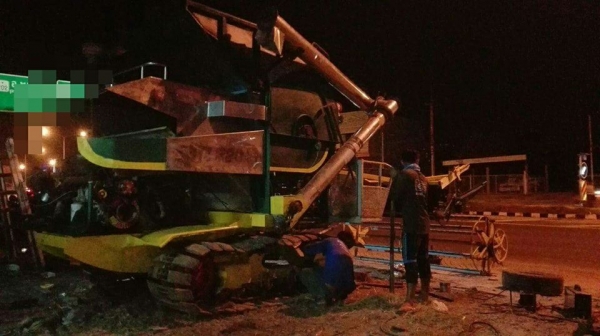 ขายรถเกี่ยวข้าว ปานเจริญรุ่นแรก เครื่องND92โบว์230แรงช่วงล่าง10 อุ้ม2.2สภาพทำงานปกติช่วงล่าง10 ขายรถเกี่ยวข้าว ปานเจริญรุ่นแรก เครื่องND92โบว์230แรงช่วงล่าง10 อุ้ม2.2สภาพทำงานปกติช่วงล่าง10