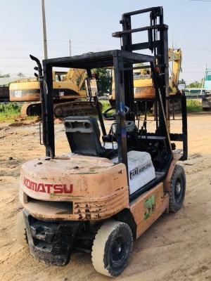 ขาย 180,000 บาท โฟลค์ลิฟต์KOMATSU 2 ตัน เสาสูง 3เมตร เครื่องดีเชล พร้อมใช้  รถอยู่ จ.ปทุมธานี โทร&amp;ไอดีไลน์ 0610710295