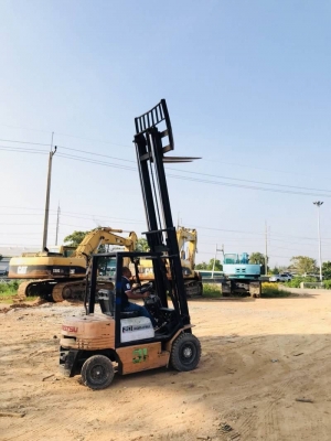 ขาย 180,000 บาท โฟลค์ลิฟต์KOMATSU 2 ตัน เสาสูง 3เมตร เครื่องดีเชล พร้อมใช้  รถอยู่ จ.ปทุมธานี โทร&amp;ไอดีไลน์ 0610710295