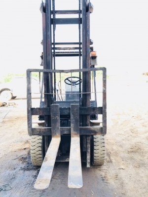 ขาย 180,000 บาท โฟลค์ลิฟต์KOMATSU 2 ตัน เสาสูง 3เมตร เครื่องดีเชล พร้อมใช้  รถอยู่ จ.ปทุมธานี โทร&amp;ไอดีไลน์ 0610710295