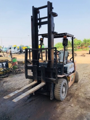 ขาย 180,000 บาท โฟลค์ลิฟต์KOMATSU 2 ตัน เสาสูง 3เมตร เครื่องดีเชล พร้อมใช้  รถอยู่ จ.ปทุมธานี โทร&amp;ไอดีไลน์ 0610710295