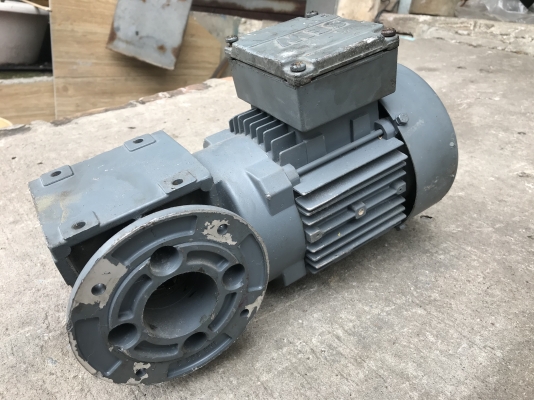 ขายมอเตอร์เกียร์เพลาสวม SEW eurodrive 0.5HP. 380V อัตราทด 1:14.3 เพลาออกประมาณ 96รอบต่อนาที สภาพสวย หมุนนิ่มเดิมๆ พร้อมใช้งาน