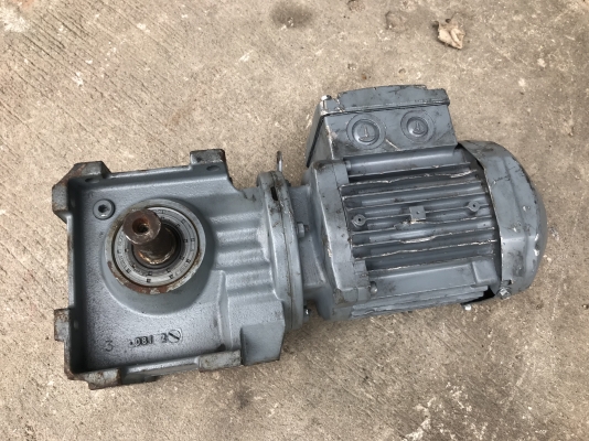 ขายมอเตอร์เกียร์เพลาออกข้าง SEW eurodrive 0.12Kw 380V อัตราทด 1:72.6 เพลาออกประมาณ 19รอบต่อนาที ของใหม่เก่าเก็บ ไม่เคยใช้งาน ขายมอเตอร์เกียร์เพลาออกข้าง SEW eurodrive 0.12Kw 380V อัตราทด 1:72.6 เพลาออกประมาณ 19รอบต่อนาที ของใหม่เก่าเก็บ ไม่เคยใช้งาน