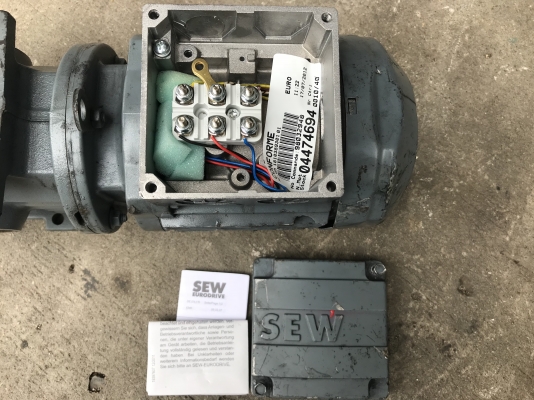 ขายมอเตอร์เกียร์เพลาออกข้าง SEW eurodrive 0.12Kw 380V อัตราทด 1:72.6 เพลาออกประมาณ 19รอบต่อนาที ของใหม่เก่าเก็บ ไม่เคยใช้งาน ขายมอเตอร์เกียร์เพลาออกข้าง SEW eurodrive 0.12Kw 380V อัตราทด 1:72.6 เพลาออกประมาณ 19รอบต่อนาที ของใหม่เก่าเก็บ ไม่เคยใช้งาน