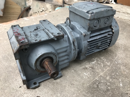 ขายมอเตอร์เกียร์เพลาออกข้าง SEW eurodrive 0.12Kw 380V อัตราทด 1:72.6 เพลาออกประมาณ 19รอบต่อนาที ของใหม่เก่าเก็บ ไม่เคยใช้งาน