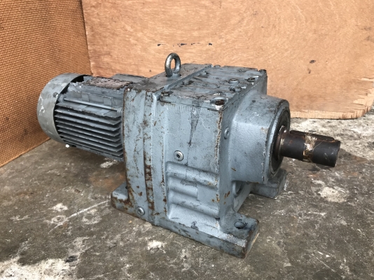ขายมอเตอร์เกียร์ SEW eurodrive 0.55Kw 380V อัตราทด 1:76.6 เพลาออกประมาณ 18รอบต่อนาที ของใหม่เก่าเก็บ ไม่เคยใช้งาน