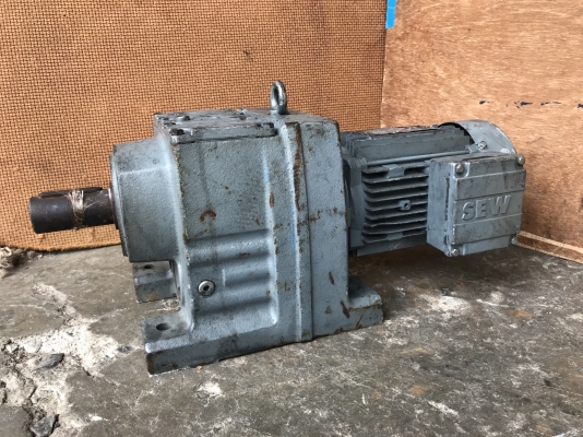 ขายมอเตอร์เกียร์ SEW eurodrive 0.55Kw 380V อัตราทด 1:76.6 เพลาออกประมาณ 18รอบต่อนาที ของใหม่เก่าเก็บ ไม่เคยใช้งาน