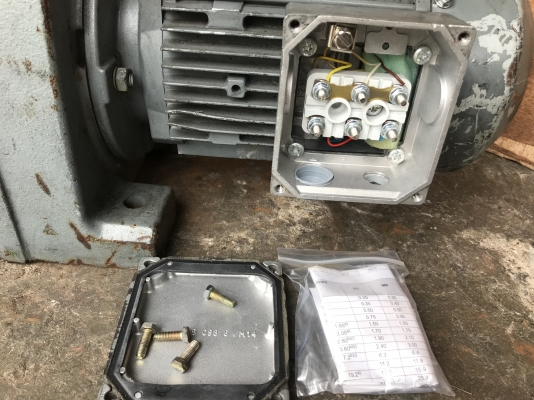 ขายมอเตอร์เกียร์ SEW eurodrive 0.55Kw 380V อัตราทด 1:76.6 เพลาออกประมาณ 18รอบต่อนาที ของใหม่เก่าเก็บ ไม่เคยใช้งาน